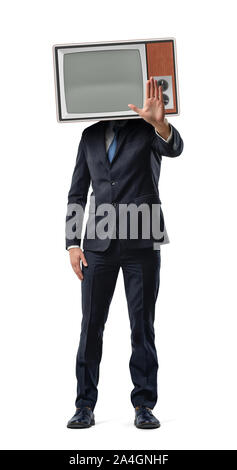 Un homme fait un stop motion avec sa paume tandis qu'il porte un vintage TV box sur sa tête. Banque D'Images