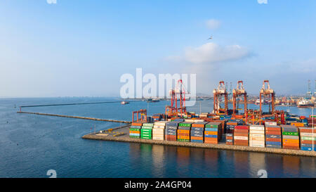 Callao, Lima / Pérou - 13 octobre 2019 : vue sur dock et des conteneurs dans le port de Callao Banque D'Images