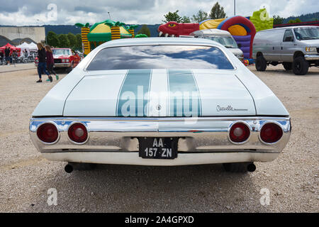 Pontarlier - Bourgogne Franche Comté France - le 16 juin 2019 - rayé blanc et vert 1970 Chevrolet Chevelle Parcs dans un rallye voiture Vue arrière Banque D'Images