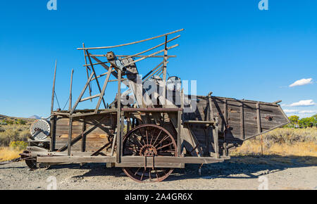 La Californie, Tulelake aux environs, Harris 18' Harvester géant construit en 1920, à Stockton, CA. Dans l'orge récoltée Hanchen Bassin Klamath. Banque D'Images