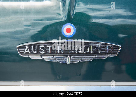 Pontarlier - Bourgogne Franche Comté France - le 16 juin 2019 - Le soleil brille sur une Austin Cooper assis sur un logo Green Austin Mini Car que Parcs Banque D'Images