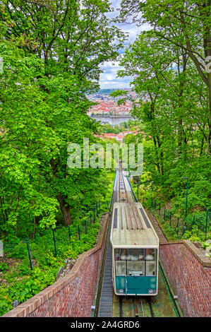 Une vue sur Prague, en République tchèque et le funiculaire de la colline de Petrin, un jour ensoleillé. Banque D'Images