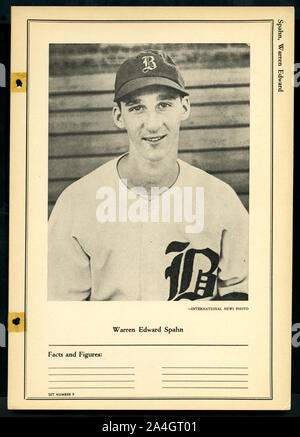 Hall of Fame pitcher Warren Spahn en 1940 era Faits et chiffres news photo avec les Braves de Boston. Banque D'Images