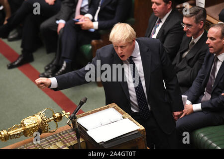 (191014) -- Londres, 14 octobre 2019 (Xinhua) -- Le Premier ministre britannique Boris Johnson (avant) assiste à la discussion de la reine discours à la Chambre des communes de Londres, Grande-Bretagne, le 14 octobre, 2019. La Reine Elizabeth II a ouvert une nouvelle session du parlement britannique lundi lors d'une cérémonie remplie de pompe et de cérémonie. Les politiciens à la Chambre des communes et la Chambre des Lords a commencé la tâche de discuter le contenu du discours, avec un vote qui aurait lieu à la fin de cette semaine par les députés. (Jessica Taylor/Parlement du Royaume-Uni/de l'élève via Xinhua) HOC CRÉDIT obligatoire : le Parlement du Royaume-Uni/Jessica Taylor Banque D'Images