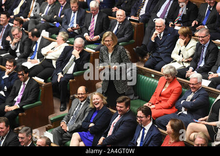 (191014) -- Londres, 14 octobre 2019 (Xinhua) -- l'ancien Premier ministre britannique Theresa May (en rouge) occupe le débat de l'imprimeur de la parole à la Chambre des communes de Londres, Grande-Bretagne, le 14 octobre, 2019. La Reine Elizabeth II a ouvert une nouvelle session du parlement britannique lundi lors d'une cérémonie remplie de pompe et de cérémonie. Les politiciens à la Chambre des communes et la Chambre des Lords a commencé la tâche de discuter le contenu du discours, avec un vote qui aurait lieu à la fin de cette semaine par les députés. (Jessica Taylor/Parlement du Royaume-Uni/de l'élève via Xinhua) HOC CRÉDIT obligatoire : le Parlement du Royaume-Uni/Jessica Ta Banque D'Images