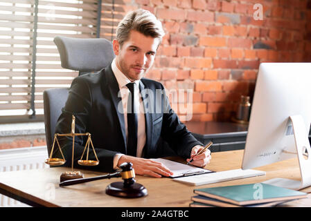 Avocat ou procureur travaillant dans le bureau. Concept du droit et de la justice Banque D'Images