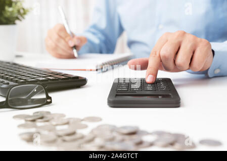 Calculer l'information comptable de l'impôt ou d'affaires. Businessman working in office Banque D'Images