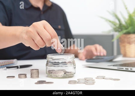 Man holding coins mise en verre. L'argent d'économie, du budget, de l'investissement, du financement concept Banque D'Images