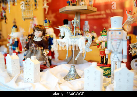 Des poupées et des décorations de Noël vendus au marché de Noël à Vilnius, Lituanie. Lumineux et décoré avec de nombreux stands d'achats de jouets de Noël. Banque D'Images