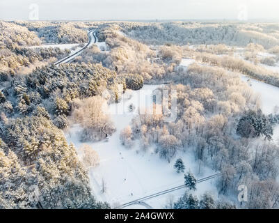 Belle vue aérienne de la neige a couvert de forêts de pins. Le givre blanc et givre couvrant les arbres. Paysage d'hiver pittoresque près de Vilnius, Lituanie. Banque D'Images