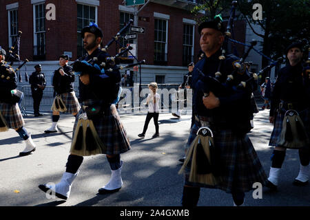 New York, USA. 14Th Oct, 2019. Une fille marche pendant le défilé de jour de Columbus sur la Cinquième Avenue de Manhattan à New York, États-Unis, le 14 octobre, 2019. Des milliers de personnes ont participé à la célébration de la culture américaine et du patrimoine italien ici lundi. Credit : Muzi Li/Xinhua/Alamy Live News Banque D'Images