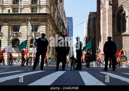 New York, USA. 14Th Oct, 2019. Les policiers montent la garde durant la parade de Columbus sur la Cinquième Avenue de Manhattan à New York, États-Unis, le 14 octobre, 2019. Des milliers de personnes ont participé à la célébration de la culture américaine et du patrimoine italien ici lundi. Credit : Muzi Li/Xinhua/Alamy Live News Banque D'Images