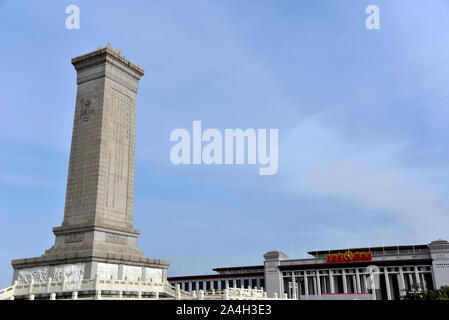 Sujet : la Place Tiananmen - People's Heroes Monument et à droite Musée National de l'ChinaLocation : Beijing Pays : Chine Date : 11/2018 Auteur : I Banque D'Images