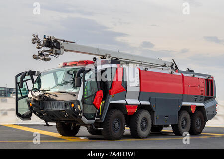 Camions de lutte contre l'incendie de l'aéroport, l'arrière-plan isolé Banque D'Images