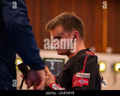 Sydney, Australie, 15 octobre, 2019. Daniel Waloe, la Norvège le déchargement de son fusil après avoir obtenu la première place dans les 10m carabine à air mixte Qualification exposés SH-VI. Credit : Photability/Alamy Live News Banque D'Images