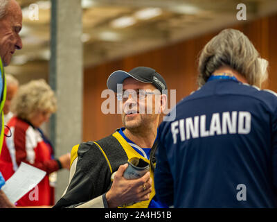 Sydney, Australie, 15 octobre, 2019. Timo Herman Nystrom confère avec les fonctionnaires de l'événement après la 10m carabine à air mixte tendance SH-Qualification VI. Credit : Photability/Alamy Live News Banque D'Images