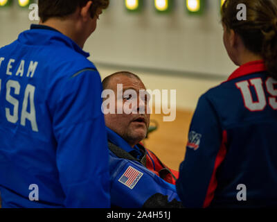 Sydney, Australie, 15 octobre, 2019. Jason Poivre, USA confère avec son équipe après la 10m carabine à air mixte Qualification exposés SH-VI. Credit : Photability/Alamy Live News Banque D'Images