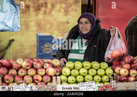 BELGRADE, SERBIE - Mars 26, 2016 : vendre des pommes, rouge et verte de Zeleni Venac Pijaca marché vert, tout en souriant. Il est l'un des plus icon Banque D'Images