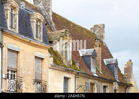 Salon de Provence, France - 29 août 2018 : Architecture de bâtiments typiques et les rues de Bellême, un village médiéval Banque D'Images