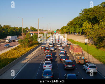 Dans le trafic lourd matin de Chicago sortant voies de l'autoroute Eisenhower. Oak Park, Illinois. Banque D'Images