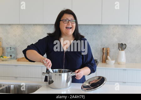 Cuisine maman et rire dans la cuisine Banque D'Images