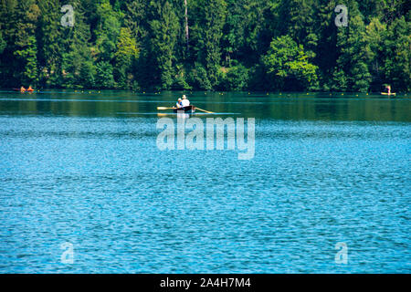 Homme et femme jouissant de la lac de Bled en Slovénie le 27 juillet 2019 Banque D'Images