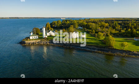 Gros cargos cruise dans le grand lac au-delà Tibbett's Point sur le lac Ontario Banque D'Images