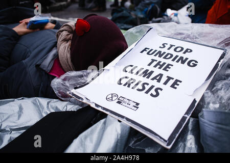 Les militants du mouvement de rébellion d'Extinction le bloc de jonction de la Banque à l'extérieur de la Banque d'Angleterre pendant la manifestation.Aujourd'hui a marqué le début de la deuxième semaine consécutive d'actions de protestation par XR sont les membres réunis à Londres, plus de 1 400 d'entre eux ont été arrêtés dans la ville pour leur disruptiveness non violent ouvertement depuis lundi dernier. Les arrestations sont considérés comme un élément tactique par le groupe, conçu pour maximiser la publicité et la perturbation et ainsi de renforcer la pression sur les dirigeants politiques à prendre plus vite et l'action sur les changements climatiques et la perte de biodiversité. Le blocus de la rébellion d'extinction Banque D'Images