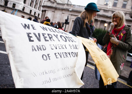 Les militants du mouvement de rébellion d'Extinction le bloc de jonction de la Banque à l'extérieur de la Banque d'Angleterre pendant la manifestation.Aujourd'hui a marqué le début de la deuxième semaine consécutive d'actions de protestation par XR sont les membres réunis à Londres, plus de 1 400 d'entre eux ont été arrêtés dans la ville pour leur disruptiveness non violent ouvertement depuis lundi dernier. Les arrestations sont considérés comme un élément tactique par le groupe, conçu pour maximiser la publicité et la perturbation et ainsi de renforcer la pression sur les dirigeants politiques à prendre plus vite et l'action sur les changements climatiques et la perte de biodiversité. Le blocus de la rébellion d'extinction Banque D'Images