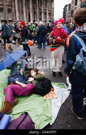 Les militants du mouvement de rébellion d'Extinction le bloc de jonction de la Banque à l'extérieur de la Banque d'Angleterre pendant la manifestation.Aujourd'hui a marqué le début de la deuxième semaine consécutive d'actions de protestation par XR sont les membres réunis à Londres, plus de 1 400 d'entre eux ont été arrêtés dans la ville pour leur disruptiveness non violent ouvertement depuis lundi dernier. Les arrestations sont considérés comme un élément tactique par le groupe, conçu pour maximiser la publicité et la perturbation et ainsi de renforcer la pression sur les dirigeants politiques à prendre plus vite et l'action sur les changements climatiques et la perte de biodiversité. Le blocus de la rébellion d'extinction Banque D'Images