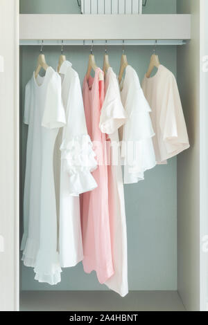 Chiffons Pastel femme suspendu à rail dans l'armoire Banque D'Images