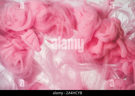 La fumée rose résumé fond coloré, Liquide Peinture dynamique splash dans l'eau, mélange d'encre acrylique rose dans l'eau Banque D'Images
