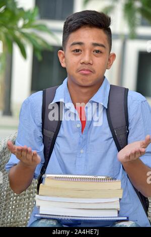 Un étudiant indécis avec les ordinateurs portables Banque D'Images