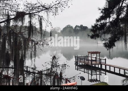 Dock sur un lac brumeux Banque D'Images