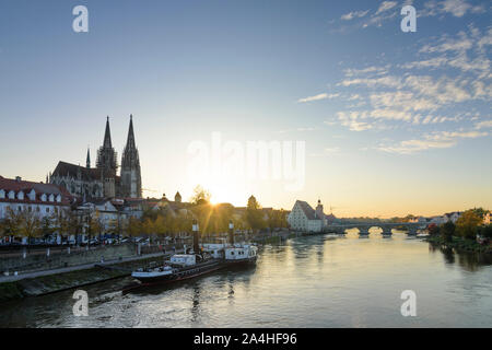 Ratisbonne : rivière Donau (Danube), Steinerne Brücke (pont de pierre), Église Saint Pierre - La cathédrale de Regensburg, bateau musée Ruthof / Ersekcsanad à Banque D'Images