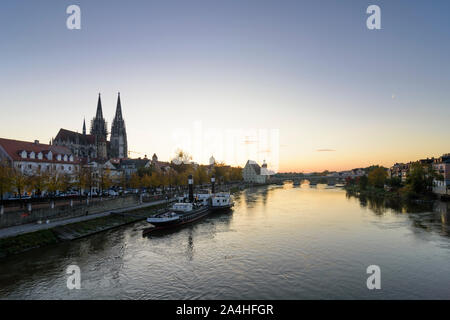 Ratisbonne : rivière Donau (Danube), Steinerne Brücke (pont de pierre), Église Saint Pierre - La cathédrale de Regensburg, bateau musée Ruthof / Ersekcsanad à Banque D'Images