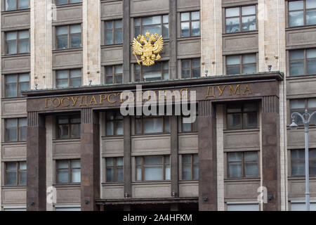 12-10-2019, Moscou, Russie. La façade du bâtiment de la Douma de la Fédération de Russie. Le golden armoiries de la Russie un bicéphalisme hea Banque D'Images