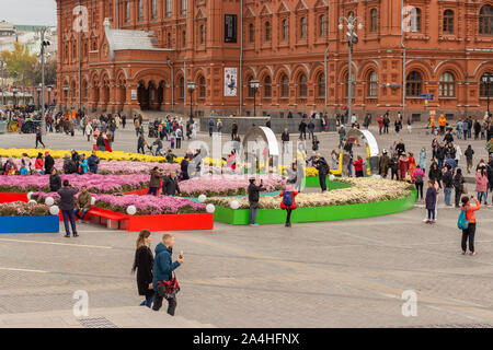 12-10-2019, Moscou, Russie. Festival d'automne d'or. Décorations de fête sur Carré Manezhnaya, un tas de chrysanthèmes multicolores. Les touristes prendre p Banque D'Images