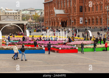 12-10-2019, Moscou, Russie. Festival d'automne d'or. Décoration florale de fête à Carré Manezhnaya, un tas de chrysanthèmes multicolores. Les touristes Banque D'Images