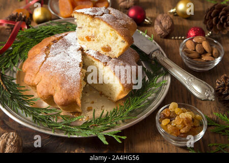 Gâteau de Noël sur une plaque en argent avec décor vintage Banque D'Images