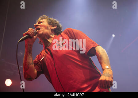 Madrid, Espagne. 12 octobre, 2019. Paramos Evaristo, chef de La Polla records groupe exécute au cours de leur 40e anniversaire music tour show à Madrid. Credit : SOPA/Alamy Images Limited Live News Banque D'Images