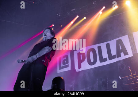 Madrid, Espagne. 12 octobre, 2019. Paramos Evaristo, chef de La Polla records groupe exécute au cours de leur 40e anniversaire music tour show à Madrid. Credit : SOPA/Alamy Images Limited Live News Banque D'Images