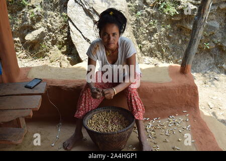 Les femmes du village de manger des arachides Banque D'Images