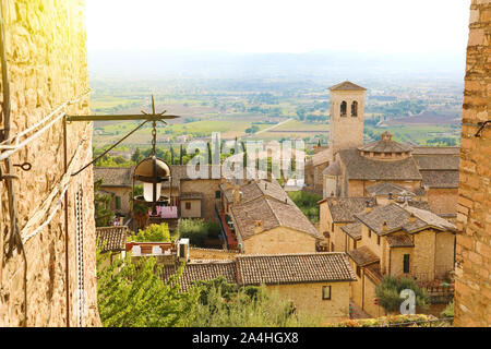 Aperçu de l'incroyable vue sur la vieille ville italienne d'Assise, Ombrie, Italie. Banque D'Images