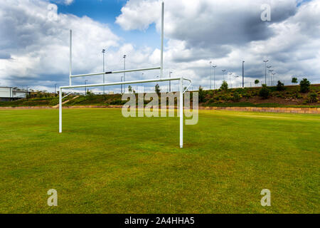 Buts de football sur un terrain de sport vide Banque D'Images