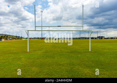 Buts de football sur un terrain de sport vide Banque D'Images