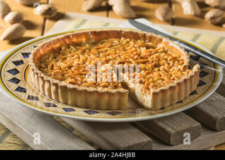 Tarte de amêndoa Algarvia. Tarte aux amandes portugais. Le Portugal l'alimentation Banque D'Images