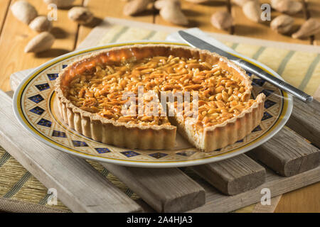 Tarte de amêndoa Algarvia. Tarte aux amandes portugais. Le Portugal l'alimentation Banque D'Images