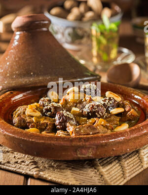 Tagine d'agneau aux pruneaux et aux amandes. L'alimentation au Maroc Banque D'Images