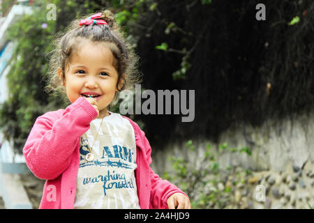 Portrait of cute girl with lollipop in the park Banque D'Images